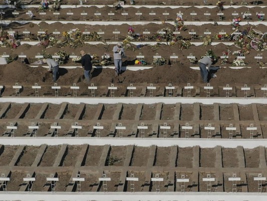 Récord de muertes diarias por Covid-19 en Chile entre polémica por tumbas