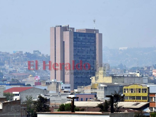 Sin agua, con una pandemia y ahogados por el humo de incendios en la capital del Honduras