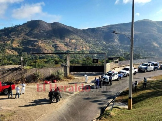 Un rótulo, una faja y dos cadáveres: el dantesco hallazgo en la salida al norte de la capital