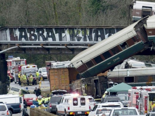 FOTOS: Así se descarriló un tren sobre una autopista al sur de Seattle