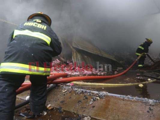 FOTOS: Pérdidas millonarias deja fuerte incendio en bodegas de Tegucigalpa