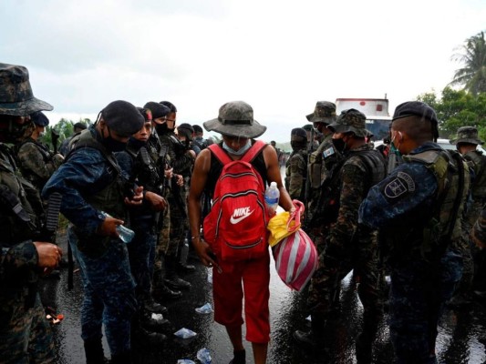 Bastones y armas del ejército guatemalteco, la otra muralla que enfrenta la caravana (FOTOS)