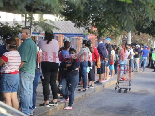 Sin mascarilla y aglomerados, así se arriesgan algunos capitalinos