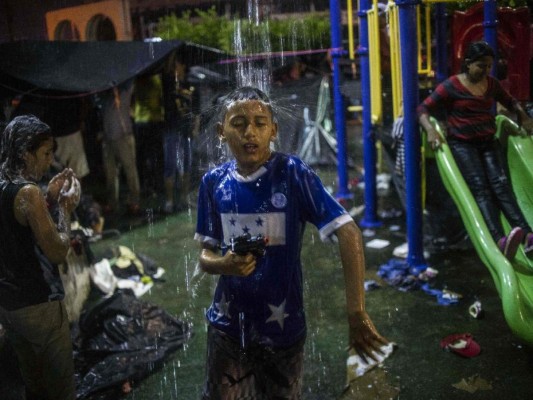 FOTOS: Así se bañan los hondureños que viajan en la caravana migrante en México