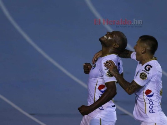 Júnior Lacayo celebró con la Bandera de Honduras; Comunicaciones fue superior a Motagua