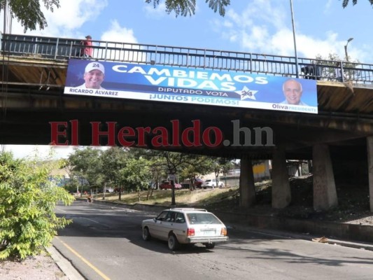 En muros, puentes y carreteras inicia la propaganda de movimientos políticos en la capital (FOTOS)