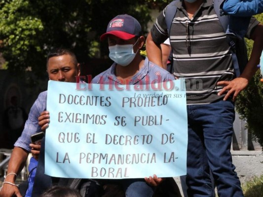 Miles de maestros Proheco protestan por su permanencia en la capital (FOTOS)