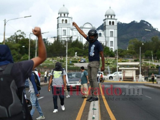 FOTOS: encapuchados bloquearon paso al bulevar Suyapa y anillo periférico