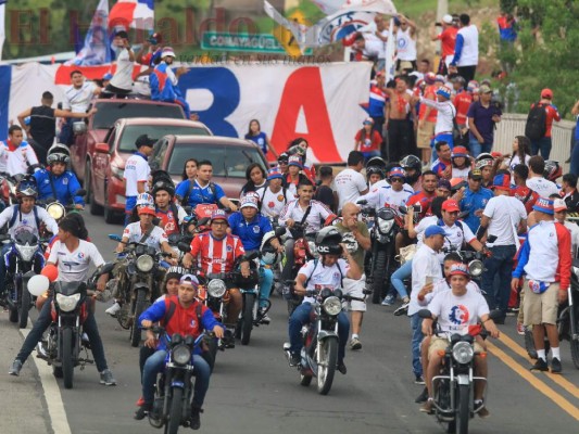 FOTOS: A bordo de motos, con banderas y cánticos, así fue la llegada de la Ultra Fiel al Estadio Nacional