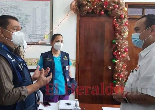 El director de la Región Metropolitana de Salud, Harry Bock; Alejandra Calderón, directora del Alonso Suazo, y Jorge Aldana, próximo alcalde de la capital, se reunieron para conversar sobre el tema de salud. Foto: El Heraldo