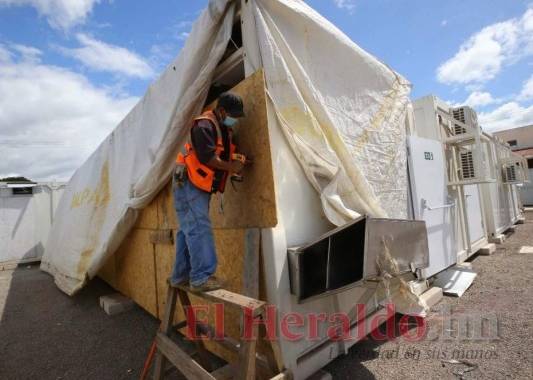 Apenas un empleado realiza labores en el Hospital móvil de Juticalpa, Olancho. Foto: Jhony Magallanes/El Heraldo