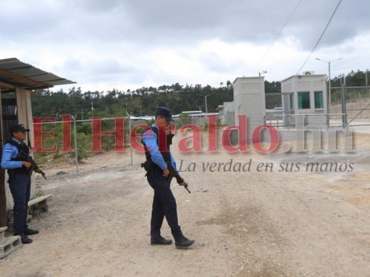 FOTOS: Hermetismo en el centro penal de El Porvenir tras masacre