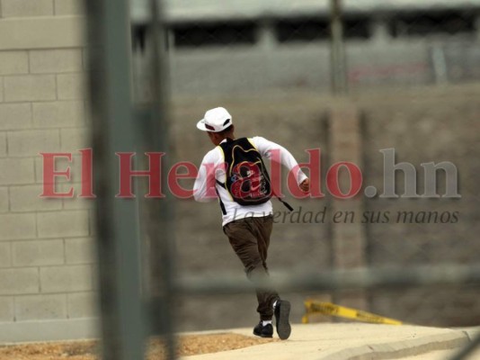 FOTOS: Hermetismo en el centro penal de El Porvenir tras masacre