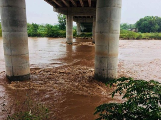 Vías interrumpidas y ríos desbordados dejan primeras lluvias en Honduras