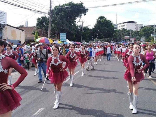 FOTOS: Colegios que se lucieron con talentosas palillonas