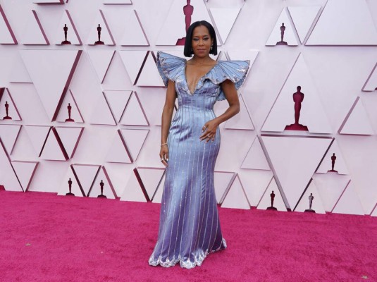 Los mejores looks de los presentadores de los Oscar 2021 (FOTOS)  