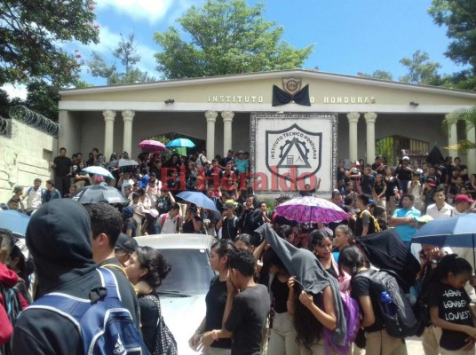 Alumnos del Instituto Técnico Honduras piden justicia y seguridad en colegios