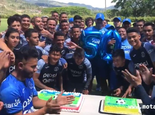 Jugadores y cuerpo técnico sorprenden a Diego Vazquez en su cumpleaños 50