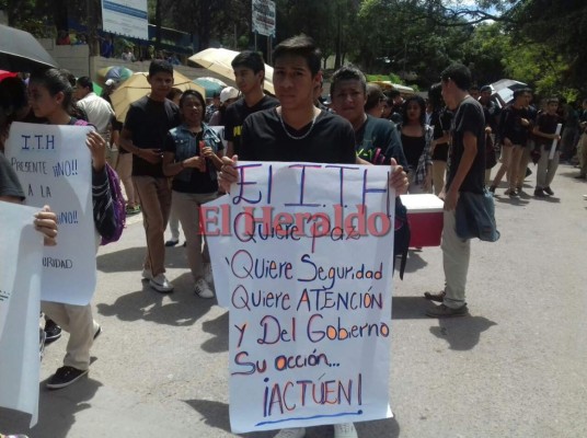 Alumnos del Instituto Técnico Honduras piden justicia y seguridad en colegios