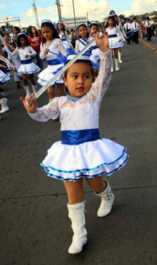 Niños engalanan un homenaje cívico a la patria