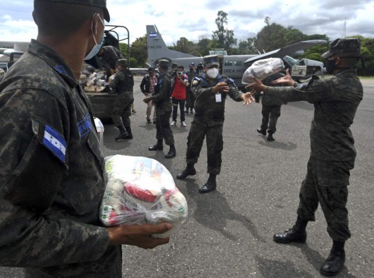 Autoridades hondureñas movilizan ayuda alimentaria para afectados por huracán Eta