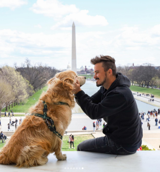 Muere influencer que recorrió el continente americano junto a su perro Shurastey