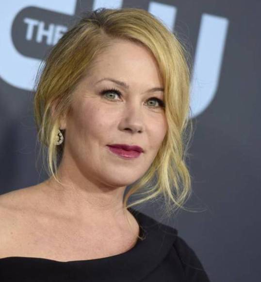 Christina Applegate relata lo duro que es vivir con esclerosis múltiple: “Los bastones son parte de mi nueva normalidad”