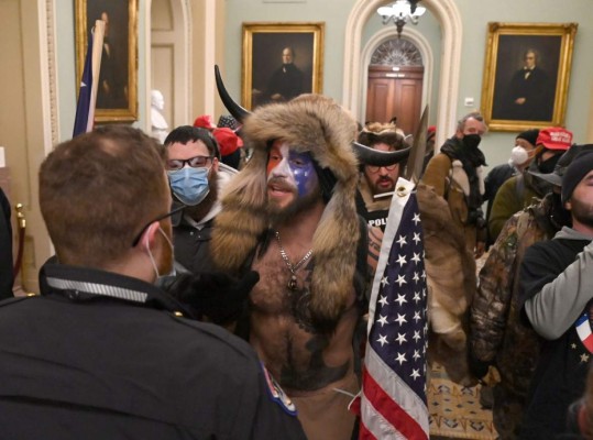 Invadieron escritorios y flamearon la bandera confederada: el caos en el Capitolio