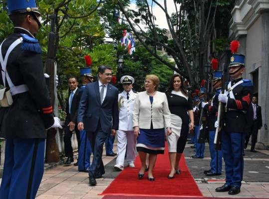 Ana García de Hernández se luce con hermoso y tallado vestido durante visita de Bachelet