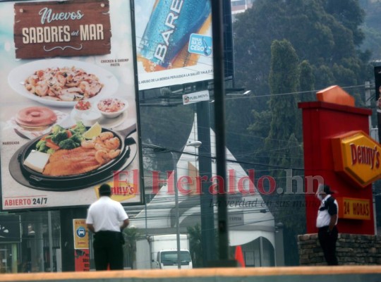 Largas filas en autoservicio y estrictos protocolos: así fue reapertura de restaurantes