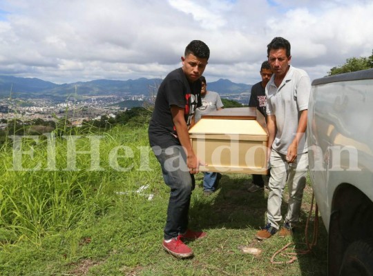 Las tristes escenas que dejó el último adiós a madre y sus dos hijos asesinados en la colonia Brasilia de Comayagüela