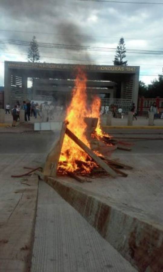 Estudiantes de la UNAH protestan contra la reelección de Juan Orlando Hernández