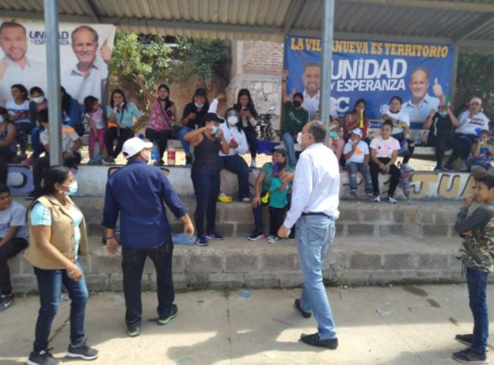 Sin distanciamiento, con caravanas y aglomeraciones, políticos se concentran sin temor al covid  