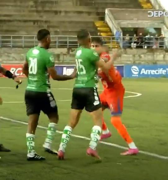 Pelea entre jugadores de UPNFM y Juticalpa FC