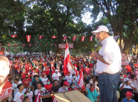 Sin distanciamiento, con caravanas y aglomeraciones, políticos se concentran sin temor al covid  