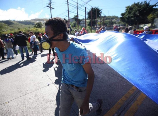 Lluvia de piedras en las tomas realizadas en la salida al sur por la Alianza de Oposición