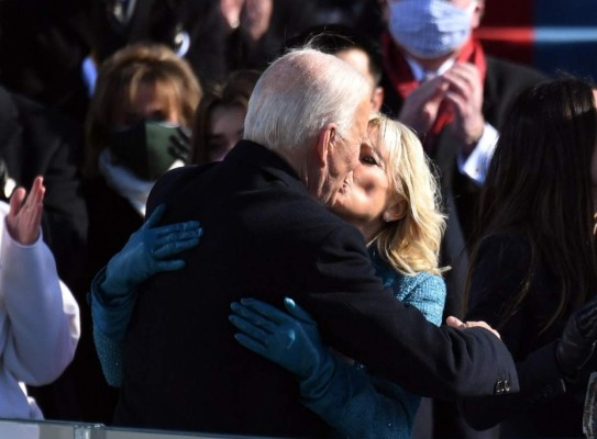 Besos y abrazos entre Joe y Jill Biden, los más románticos de la toma de posesión