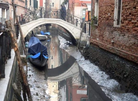 Las impactantes imágenes de los canales de Venecia sin agua