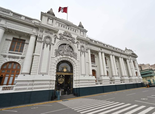 Perú: Calles desoladas tras decisión del presidente de cerrar el Congreso