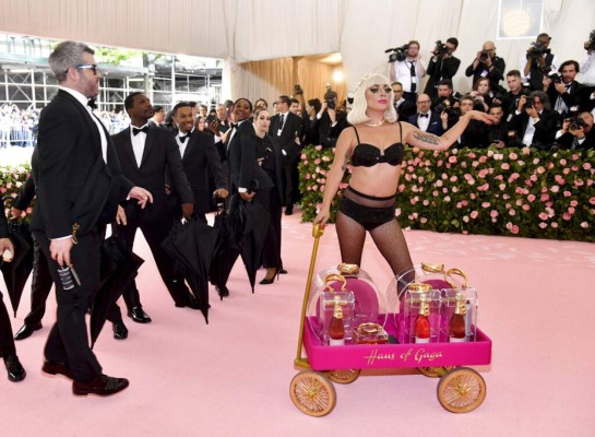 (FOTOS) Lady Gaga impacta en la MET Gala 2019: aparece en vestido y termina en lencería