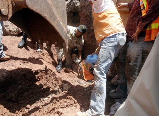 10 fotos conmovedoras de la muerte del obrero soterrado