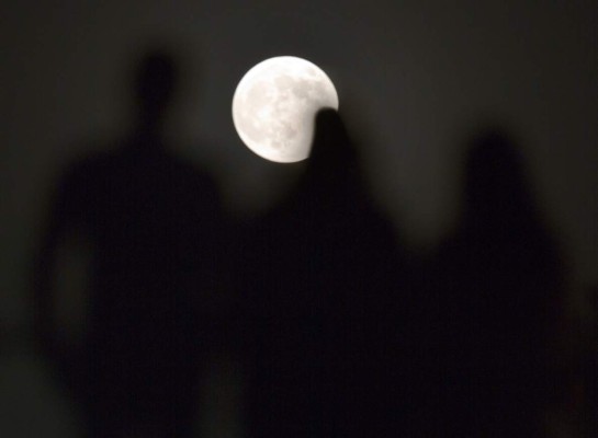 Así se ve el eclipse lunar más largo del siglo, alrededor del mundo (Fotos)