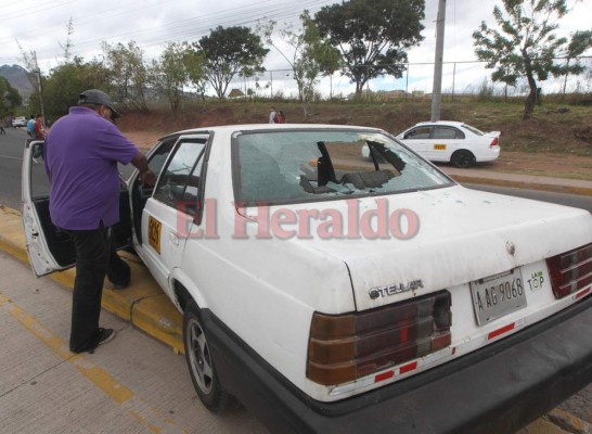 FOTOS: Varios heridos y taxis destruidos en enfrentamiento afuera de la UNAH