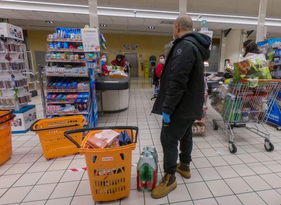 Entre la pobreza, la solidaridad florece en Italia frente al Covid-19