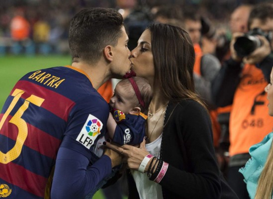 Fotos: Los besos más apasionados de los futbolistas y sus parejas