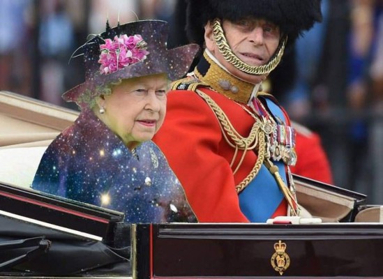 Se burlan de la Reina Elizabeth por su peculiar vestido verde