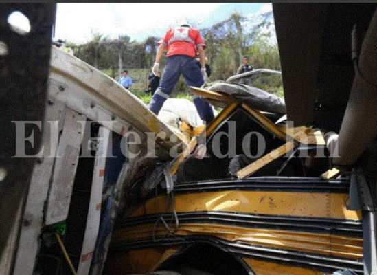 Las imágenes más estremecedoras del accidente de bus en salida al sur