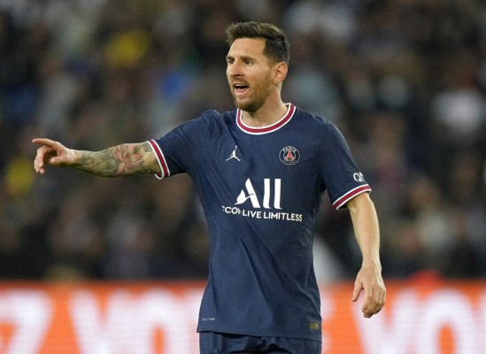 ¿Problemas en el PSG? Messi se fue a la banca serio y negándole el saludo a Pochettino