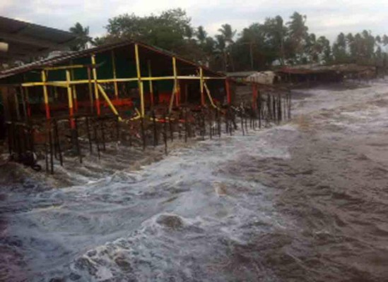 Honduras: Marejadas destruyen negocios y viviendas en el sur