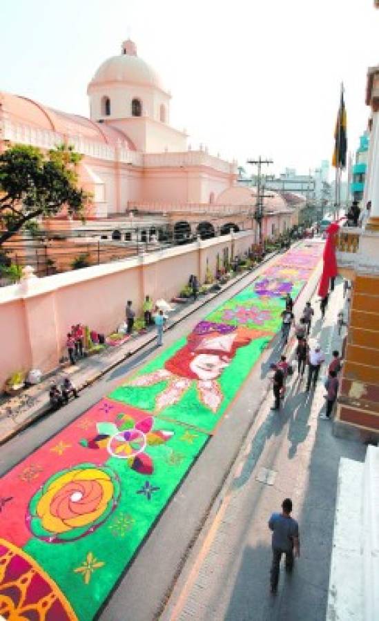 Un colorido espectáculo adorna calles de Tegucigalpa